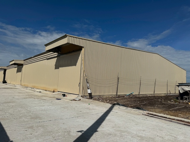 BST1007 ให้เช่าโรงงานและโกดัง บางใหญ่ นนทบุรี พื้นที่ 2625 ตารางเมตร แบ่งเช่าได้ติดต่อ Agent คุณบัว (Bua)Tel: 093-646-4597 LINE ID: Bua093ค่าเช่า 110 บาทต่อตารางเมตรให้เช่าอาคารโรงงานและคลังสินค้าโครงการใหม่ ย่านบางใหญ่ ถนนบางบัวทอง สุพรรณบุรี ทำเลศูนย์กลางโลจิสติกส์ เหมาะสำหรับโรงงานอุตสาหกรรม คลังสินค้า และศูนย์กระจายสินค้าพื้นที่ใช้สอยรวม 3 อาคาร อาคารละ 875 ตารางเมตร รวม 2625 ตารางเมตร สา�