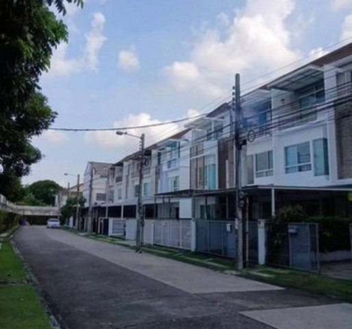 RT01851 ให้เช่าทาวน์โฮมโครงการ Bannmai Rama9–Srinakarin  รามคำแหง 60 ใกล้เดอะมอล บางกะปิติดต่อAgent  : คุณเด่นชัย                  : 09-8481-8989                  :06-2839-4747 ID Line        :0984818989                   : https://line.me/ti/p/ezz8HbMifzWhatsApp   :+66984818989          : แอดไลน์ แคปหน้าจอสอบถามได้เลยครับโครงการ Bannmai Rama9–Srinakarinทาวน์โฮม 20 ตารางวา บ้าน 3 ชั้น 3 ห้องนอน  3 ห้องน้ำหน้าบ้านเป็นสวนหย่อม ไม่มีบ้านตรงข้าม บ้านแต่งครบ เฟอร์นิเจอร์ครบ หิ้วกระเป๋าเข้าอยู่ได้เลย โครงการเงียบสง