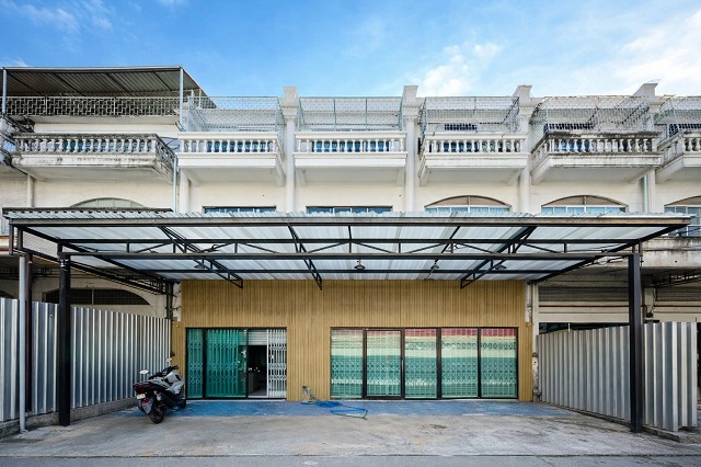  เซ็นทรัล เวสต์เกต 500 ม. MRT ตลาดบางใหญ่ 500 ม.ให้เช่าอาคารพาณิชย์ 2 คูหา24ตร.วา. 400ตร.ม.บางใหญ่ซิตี้ ทำเลค้าขาย และสำนักงานศักยภาพสูง รพ.เกษมราษฎร์ รัตนาธิเบศร์ 1.6 กม. 31,998B-M.  เดินทางสะดวก เชื่อมถนนหลักหลายสาย เหมาะทำออฟฟิศ ร้านค้า คลินิก โชว์รูม หรืออยู่อาศัย ใกล้เซ็นทรัล เวสต์เกต 500 ม.และแหล่งชุมชนหนาแน่น  ถ.ตลิ่งชัน-สุพรรณMRT Talat BangYai 500m.  Central Westgate 500m. Commercial building for rent 2 units 24 sq.wa. 400 sq.m. Bang Yai City  High potential locat