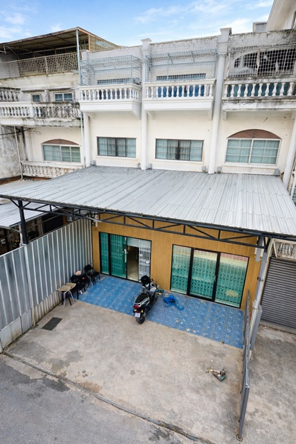 เซ็นทรัล เวสต์เกต 500 ม. MRT ตลาดบางใหญ่ 500 ม.ให้เช่าอาคารพาณิชย์ 2 คูหา 24 ตร.วา. 400 ตร.ม.บางใหญ่ซิตี้ ทำเลค้าขาย และสำนักงานศักยภาพสูง รพ.เกษมราษฎร์ รัตนาธิเบศร์ 1.6 กม. 31,999 B-M.  เดินทางสะดวก เชื่อมถนนหลักหลายสาย เหมาะทำออฟฟิศ ร้านค้า คลินิก โชว์รูม หรืออยู่อาศัย ใกล้เซ็นทรัล เวสต์เกต 500 ม.และแหล่งชุมชนหนาแน่น  ถ.ตลิ่งชัน-สุพรรณCentral Westgate 500m. Commercial building for rent 2 units 24 sq.wa. 400 sq.m. Bang Yai City 500 m. from MRT Talat Bang Yai High potenti