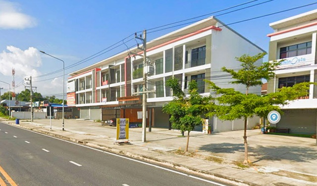 ใกล้นิคมอุตสาหกรรมมาบตาพุด 8.6กม.สนามบินอู่ตะเภา 5กม บ้านฉาง พลา ถ.บูรพาพัฒน์ 800ม.ให้เช่าอาคารพาณิชย์ 3 ชั้น  15 ตร.ว. 175 ตร.ม. 17,998B-M. ทำเลเด่น เหมาะทำออฟฟิศ ร้านค้า คลินิก หรืออยู่อาศัย  รองรับการขยายธุรกิจในพื้นที่เศรษฐกิจสำคัญของระยองClose to Map-TaPhut Industrial Estate 8.6km. U-Tapao Inter Airport 5km. BanChang Phla Burapha Phatthana Rd. 800m. 3story commercial building for rent 800m.  15 sq.wa. 175sq.m. 17,998B-M. prime location near Phla intersection Ban Chang Phla Beach 2.6 km. Suitable for office shop clinic or residence  and  Ideal for business expansion in Rayong key economic areaถนนส