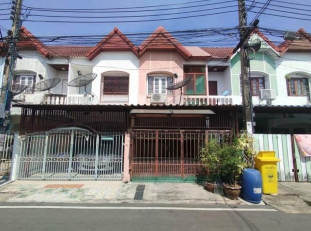 ซ.นวมินทร์ 90-96 MRT รามอินทรา 58 600 ม.ให้เช่าทาวน์เฮาส์ 2 ชั้น 20 ตร.วา. รามอินทรา51-61 160 ตร.ม. รร.นานาชาติกีรพัฒน์ 3.6 กม.ทำเลย่านรามอินทรา นวมินทร์ เดินทางสะดวก เชื่อมถนนหลัก แฟชั่นไอส์แลนด์ 2.1 กม. 5899 B-M. และ รพ.สินแพทย์ รามอินทรา 1.6 กม. เหมาะอยู่อาศัย หรือทำโฮมออฟฟิศในชุมชนคุณภาพSoi Nawamin90-96 Townhouse for rent 2-storey 20 sq.wa. Ramintra51-61 160 sq.m. 600 m. from MRT Ramintra 58 Located near Keerapat International School 3.6 km. and Sinpattaya Ramintra Hospital 1.6 km. convenient access to major roads Fashion Island 2.1 km. away Price 6,999-5899 B-M. Suitable