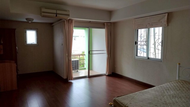 ให้เช่า ทาวน์โฮม 3 ชั้น หมู่บ้านแฮปปี้แลนด์แกรนวิลล์ หลังมุม ลาดพร้าว101 โพธิ์แก้ว นวมินทร์ โยธินพัฒนา ใกล้นวมินทร์เลียบด่วนMRTลาดพร้าว101 ราคาเช่า 18,000 บาท / เดือน (สัญญาขั้นต่ำ 1 ปี ประกัน 2 เดือน ล่วงหน้า 1 เดือน )ติดต่อ คุณช่อผกา โทร 0616198565 LINE 0616198565สำรอง LINE 0812523279 ส่งลิ้งก์ไว้ได้เลยเนื้อที่ประมาณ 18 ตารางวา จำนวน 3 ชั้น 4 ห้องนอน 3 ห้องน้ำ 1ห้องนั่งเล่น 1ห้องครัว 1ห้องดาดฟ้า จอดรถ2คัน