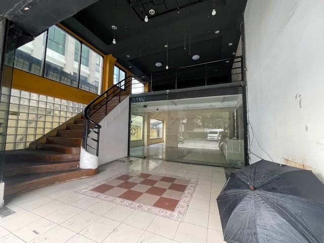 ให้เช่าอาคาร 4 ชั้น ถนนศรีวรา ตรงข้าม Makro บดินทร์ ใกล้ โรงเรียนบดินทรเดชา สิงห์ สิงหเสนีทาวน์อินทาวน์ เลียบด่วน*** ราคาเช่า 20,000 บาท/เดือนติดต่อ คุณช่อผกา โทร 0616198565 LINE 0616198565สำรอง LINE 0812523279 ส่งลิ้งก์ไว้ได้เลยรหัส # T26-044อาคาร 4 ชั้น ไม่รวมชั้นลอย ถนนศรีวรา ตรงข้าม Makro บดินทร์ ใกล้ รร. บดินทรเดชา- เนื้อที่ 30 ตร.ว.- เคยเป็น รร.ดนตรี และ ร้านนวดไทย มาก่อน- แถว รร. บดินทร์เดชา 1- ไม่มีที่จอดส่