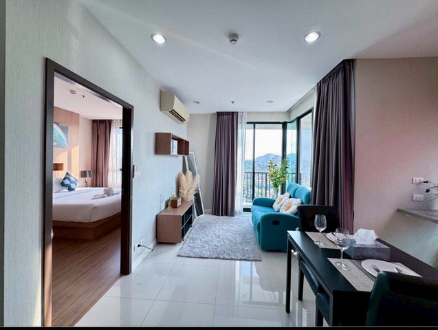 TEL:088-559 5199 คุณเอLine:https://line.me/ti/p/C0eGe0whLXคอนโด The Sky Condo ศรีราชาศรีราชา สุรศักดิ์ ชลบุรีค่าเช่า 14,000 บาท/เดือนประกัน 2 เดือน - ล่วงหน้า 1 เดือน รายละเอียดห้องชั้น 12 ห้องริม ห้องใหญ่ วิวพาโนรามาขนาด 44 ตารางเมตร1 ห้องนอน 1 ห้องน้ำเฟอร์นิเจอร์ครบ พร้อมเข้าอยู่ทำเลดีมาก- ข้าง ๆ ห้างอิออนศรีราชา- ใกล้โรบินสันศรีราชา- ใกล้เซ็นทรัลศรีราชา- เดินทางสะดวก ใจกลางเมืองสิ่งอำนวยความสะดวก- สระว่ายน