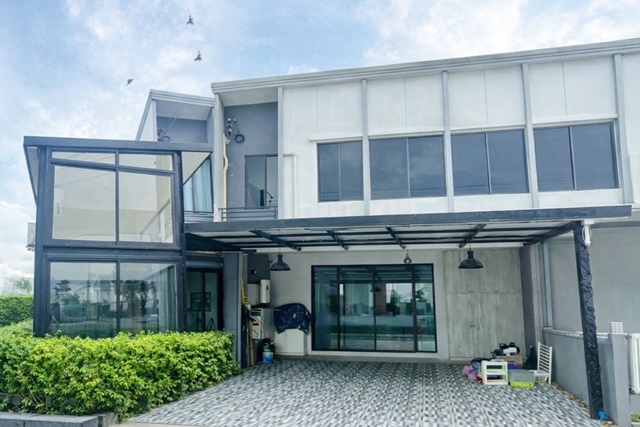 ติดสระว่ายน้ำ พระราม 9-กรุงเทพกรีฑา  5นอน  MRT ศรีกรีฑา 2.6 กม. ทาวน์โฮม 2 ชั้น ใหญ่ บ้านเดี่ยว 39 ตร.วา. 310 ตร.ม.  34,999B-M. บ้านสวย วิวสระว่ายน้ำ และสวน รร.นานาชาติ ไบรตันคอลเลจ 2.2 กม. หน้าสวนติดสระ  พื้นที่กว้างเท่า ฟังก์ชันครบ 3 น้ำ มาร์เก็ตเพลส 1.4 กม. เหมาะอยู่อาศัยระดับพรีเมียม ครอบครัวใหญ่ บ้านคุณภาพ พร้อมส่วนกลางครบครัน ถ.กาญจนาภิเษก Next to the swimming pool. Rama9-Krungthep Kreetha 5bed MRT Sri Kreetha 2.6km. Large 2story townhome 34,999B-M. Beautiful 