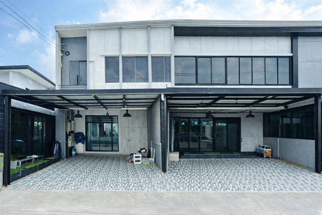 5นอน MRT ศรีกรีฑา 2.6 กม. ทาวน์โฮม 2ชั้น ใหญ่ บ้านเดี่ยว ติดสระว่ายน้ำ พระราม 9-กรุงเทพกรีฑา  39 ตร.วา. 310 ตร.ม.  34,998B-M. บ้านสวย วิวสระว่ายน้ำ และสวน รร.นานาชาติ ไบรตันคอลเลจ 2.2 กม. หน้าสวนติดสระ  พื้นที่กว้างเท่า ฟังก์ชันครบ 3 น้ำ มาร์เก็ตเพลส 1.4 กม. เหมาะอยู่อาศัยระดับพรีเมียม ครอบครัวใหญ่ บ้านคุณภาพ พร้อมส่วนกลางครบครัน ถ.กาญจนาภิเษก 5bed MRT Sri Kreetha 2.6km. Large 2story townhome Next to the swimming pool. Rama9-Krungthep Kreetha 34,998B-M. Beautiful ho