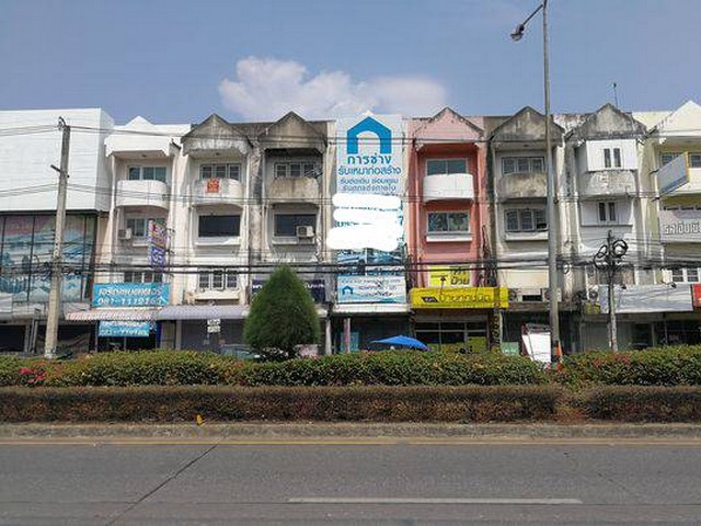 ขายตึกแถว อาคารพานิชย์ 4ชั้น 3 ห้องนอน 3ห้องน้ำ ตกแต่งครบราคา 4.2ล้านบาท ค่าโอนคนละครึ่งพื้นที่ 16.6 ตรว พื้นที่ใช้สอย 265 ตรม.ติดถนนเชียงใหม่-หางดง ขาเข้าเชียงใหม่อยู่ตรงข้าม เยื้องศูนย์เวชศาสตร์ผู้สูงอายุ มหาวิทยาลัยเชียงใหม่ใกล้ สนามบิน และ โลตัสหางดง ต.แม่เหียะ อ.เมือง เชียงใหม่- สนามบินเชียงใหม่ 9 นาที 4.2 กม.*** สนใจสอบถาม ***โทร 0945735168Line ID : piyawitnoomสนใจ ชมทรัพย์หลากหลาย ได้�