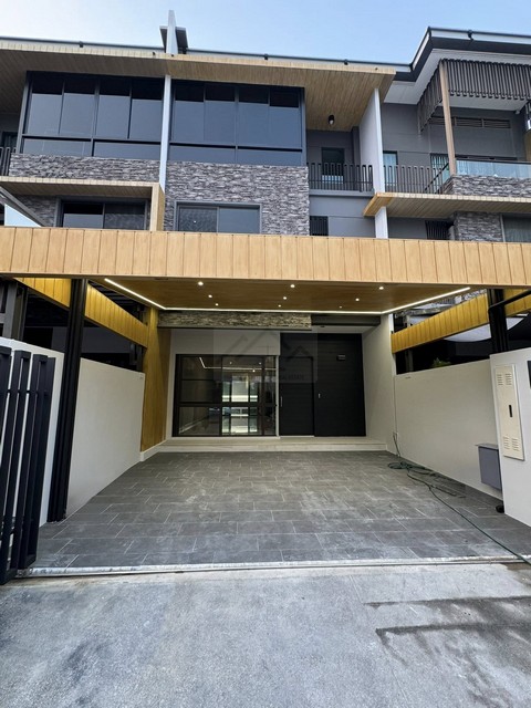 ขาย Luxury Townhome 3 ชั้น 29.9 ตร.ว. The Landmark เอกมัย-รามอินทรา เดินทางสะดวก ใกล้จุดขึ้นลงทางด่วน ใกล้เซ็นทรัลอีสต์วิลล์*** ราคาขาย 12.5 ล้านบาท *** ราคาเช่า 75,000 บาท/เดือนติดต่อ:: ชยา โทร/ID Line:: 0942823961   Link Line:: https://line.me/ti/p/3xFA1An8Kcรหัส# T25-856Luxury Townhome 3 ชั้น The Landmark เอกมัย-รามอินทราเนื้อที่ : 29.9 ตร.ว. พื้นที่ใช้สอย : 224 ตร.ม.3 ห้องนอน 4 ห้องน้ำสายไฟ เคเบิ้ลต่างๆลงดินทั้งโครงการ-- ภายในตัวบ้าน : Walk-in Closet, Luxury Master Bedroom , Smart Air Circulation System, Built-in Kitchen, Sky hall