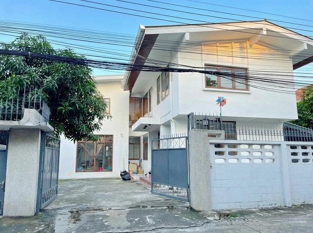 แอร์ 8 เครื่อง 6 นอน  MRT บางซื่อ 2 กม.ให้เช่าบ้านเดี่ยว 2 ชั้น ใหญ่ 100 ตร.วา. 300 ตร.ม. ประชาชื่น ม.เซ็นจอห์น 2.2 กม. 7 น้ำ พร้อมเฟอร์ฯ 