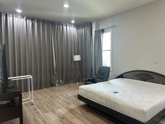 ให้เช่าบ้านเดี่ยว ใกล้ตลาดหนองมน ชลบุรี  ติดถนนสุขุมวิท  ในโครงการ ติดทะเลชายหาดส่วนตัว เนื้อที่ 148 ตร.ว. ย่านบางแสน