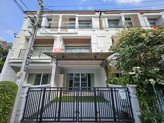 ให้เช่าทาวน์โฮม บ้านกลางเมือง ศรีนครินทร์ เออร์บาเนียน ศรีนครินทร์ 46/1 ขนาด 22 ตร.ว. พื้นที่ใช้สอย 170 ตร.ม. 3 ห้องนอน พร้อมอยู่ ค่าเช่า 35,000 บาท/เดือนทาวน์โฮมโครงการบ้านกลางเมือง ศรีนครินทร์ เออร์บาเนียน ทำเลศรีนครินทร์ ซอย 46/1 บ้านสวยสภาพดี เฟอร์นิเจอร์ครบ พร้อมเข้าอยู่ ใกล้ห้างพาราไดซ์พาร์ค และซีคอนสแควร์ เดินทางสะดวก ใกล้รถไฟฟ้า เหมาะสำหรับอยู่อาศัยรายละเอียดบ