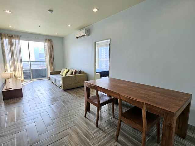 ให้เช่าคอนโด Lighthouse Condominium เจริญนคร ขนาด 70 ตร.ม. 2 ห้องนอน ตกแต่งครบ ชั้นสูง วิวเมือง ค่าเช่า 26,000 บาท/เดือนคอนโด Lighthouse Condominium ทำเลเจริญนคร ห้องขนาดใหญ่ ชั้นสูง วิวเมืองสวย เฟอร์นิเจอร์ครบ พร้อมเข้าอยู่ ใกล้ ICONSIAM ใกล้รถไฟฟ้าสถานีกรุงธนบุรี และเสนาเฟส เดินทางสะดวก เหมาะสำหรับอยู่อาศัยระยะยาวรายละเอียดห้องพื้นที่ใช้สอย 70 ตารางเมตร2 ห้องนอน2 ห้องน้ำ1 ห้องนั่งเล่น1 ห้องครัว1 ท�