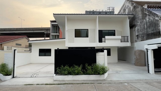 ให้เช่าบ้านเดี่ยว เพียง 5นาที ถึงทองหล่อ และ1 นาที ถึง ทางด่วนพัฒนาการ ซอยพัฒนาการ 12   ย่าน ศรีนครินทร์ พัฒนาการ กรุงเทพกรีฑา สวนหลวง 