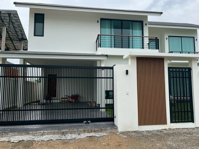 บ้านสร้างใหม่ 2 ชั้น สไตล์โมเดิร์น ตกแต่งสวย เฟอร์บิ้วอิน โซนแม่เหียะ 