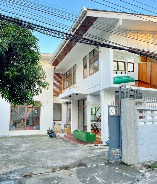 บ้านเดี่ยว 2 ชั้น ใหญ่ 100ตร.วา. 7น้ำ เครื่องใช้ไฟฟ้าครบ พร้อมเฟอร์ฯ แอร์ 8 เครื่อง 6 นอน MRT บางซื่อ 2 กม. ประชาชื่น ม.เซ็นจอห์น 2.2 กม. 