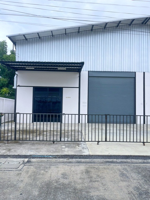 ไทวัสดุ ศรีสมาน 2.2 กม.ใกล้ที่สุดโรบินสัน ศรีสมาน 900ม.ให้เช่าโกดัง พร้อมออฟฟิศ 300ตร.ม. 70 ตร.วา. 1 นอน 1 ออฟฟิศ 3 น้ำ 