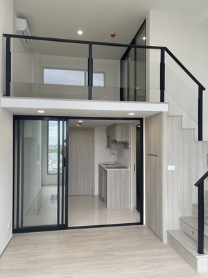 คุ้มกว่ามือ1!! ขายคอนโด the origin plug & play E22 station ชั้น12 ขนาด 27.61 ตร.ม ห้องduplex เลี้ยงสัตว์ได้ ติด BTS สายลวด.รายละเอียด- ขนาด 27.61 ตารางเมตร- มีเฟอร์นิเจอร์ครบพร้อมเข้าอยู่- มีสระว่ายน้ำ Rooftop สวยมาก- ส่วนกลางครบครัน ทั้งFitness,Yoga และ Co-working Space- ต่อเติมกั้นห้องที่ชั้น2.**ขายขาดทุนในราคาเพียง 2,690,000 บาท เท่านั้น!!.เดินทางสะดวก- ถนนสุขุมวิท- BTS​ สายลวด.สถานที่ใกล้เคียง- Robinson สมุทรปราการ​- บ้านตากอากาศบางป�