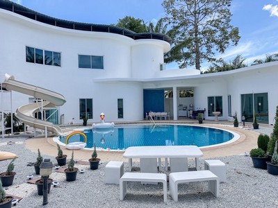 โอกาสทำเงิน เดือนละ 200,000 บาท ขาย Pool Villa ใหญ่ แต่งสวย ครบ ไร่เศษ กลางพัทยา เหมาะทำรายวัน จับตลาดโลก.ตำบลหนองปลาไหล อำเภอบางละมุง จังหวัดชลบุรีGoogle Maps:https://maps.app.goo.gl/zNnire1dk6cWQedm7?g_st=il.รายละเอียดทรัพย์สิน- เนื้อที่ 481 ตารางวา- พื้นที่ใช้สอย 600 ตารางเมตร- พูลวิลล่าพร้อมอาคารห้องพักรวม 7 หลัง- ห้องพักรวม 7 ห้อง- ห้องน้ำรวม 5 ห้อง- รองรับผู้เข้าพักได้สูงสุดประมาณ 20 ท่าน- รีโนเวทใหม่ทั้งหมด ด้ว�