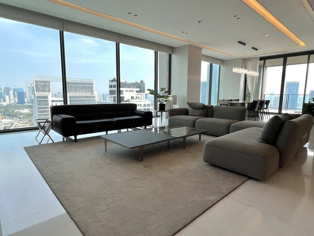 The Residences at Sindhorn Kempinski Hotel Bangkok.BTS: RatchadamriSize: 357 sqm., 4 bedrooms, 5 bathrooms Floor: 20+Rental price: 750,000 baht/month Selling price: 150,000,000 bahtRef.: 367314Listing Detail: www.rent-bangkok-condo.com/properties/367314 This unit does not accept co agents - - -Contact us for more information or arrange a viewing:Email. rbc.rentbangkokcondo@gmail.comCall. 066-0588-655Line ID: @rentbangkokcondohttps://lin.ee/9cMeMxeWhatsapp: 0660588655Wechat 微信: rentbangkokcondo