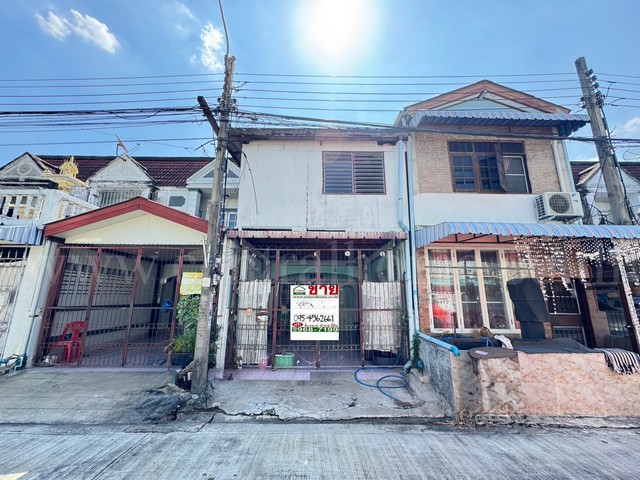 รหัสทรัพย์ 6047ทาวน์เฮ้าส์ รุ่งเรืองเฮ้าส์ พหลโยธิน 54 ใกล้ BTS สะพานใหม่ที่ตั้ง : ซอยรุ่งเรือง (พหลโยธิน 54) แขวงคลองถนน เขตสายไหม กรุงเทพมหานคร 10220รายละเอียดทรัพย์- ทาวน์เฮ้าส์ 2 ชั้น เนื้อที่ 17 ตารางวา พื้นที่ใช้สอย 90 ตารางเมตร- 2 ห้องนอน, 2 ห้องน้ำ, 1 ห้องครัว, 1 ที่จอดรถ-&nbsp;ทำเลดี เดินทางสะดวก เข้า-ออกได้หลายเส้นทางสถานที่และทำเลใกล้เคียง- รถไฟฟ้าสายสีเขียว (BTS) สถานีสะพานใ�