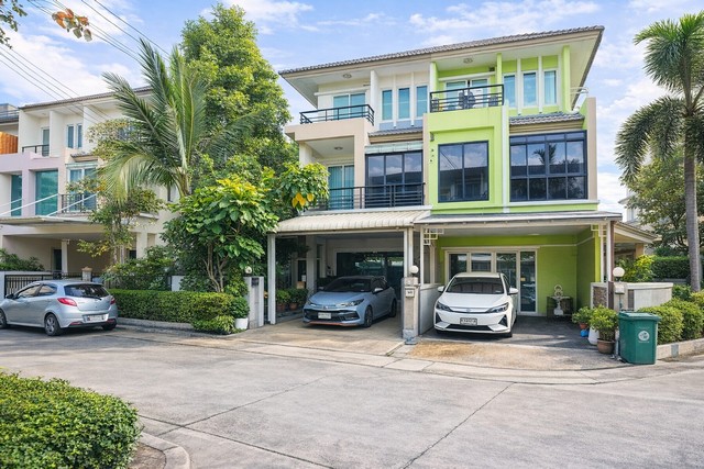 **วิสต้า ปาร์ค รัชดา-รามอินทรา (Vista Park Ratchada-Ramindra)**ขายทาวน์โฮม 3 ชั้น **บ้านหัวมุม**วิสต้า ปาร์ค รัชดา-รามอินทรา (Vista Park Ratchada-Ramindra) บ้านหัวมุมหายาก พื้นที่เยอะ ต่อเติมเต็ม พร้อมเข้าอยู่โครงการคุณภาพ บรรยากาศร่มรื่น เดินทางสะดวก ใกล้แหล่งไลฟ์สไตล์ครบรายละเอียดทรัพย์* ประเภท : ทาวน์โฮม 3 ชั้น* โครงการ : **วิสต้า ปาร์ค รัชดา-รามอินทรา*** ลักษณะพิเศษ : **บ้านหัวมุม*** ขนาดที่ดิน : **32.8 ตร.วา*** พื