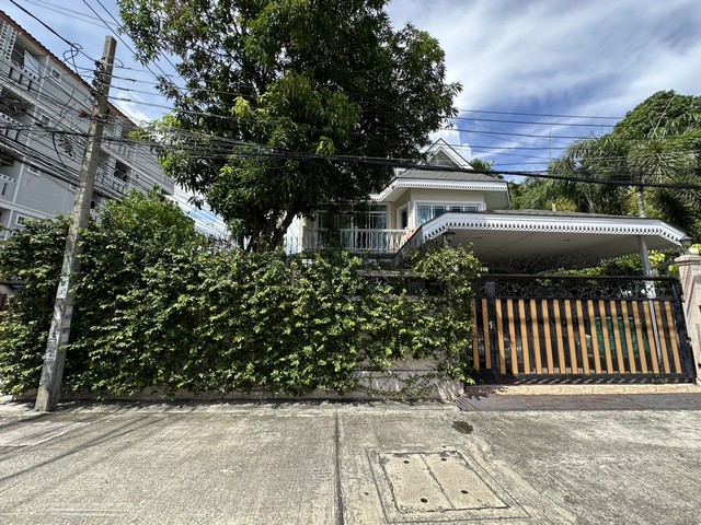 ขายบ้านเดี่ยวหลังใหญ่ บนทำเลทอง บางนา - แบริ่ง บ้านสร้างเอง แข็งแรง โปร่ง อยู่สบายเหมาะทั้งอยู่อาศัยระยะยาว หรือเป็นบ้านครอบครัวขนาดใหญ่ ข้อมูลทรัพย์• เนื้อที่ 75 ตร.วา• พื้นที่ใช้สอยประมาณ 300 ตร.ม.• บ้าน 2.5 ชั้น (มีห้องใต้หลังคาใช้งานจริง)• 4 ห้องนอน | 4 ห้องน้ำ | 2 ห้องเก็บของ• โครงสร้างแข็งแรง เจ้าของปลูกสร้างเองฟังก์ชันการอยู่อาศัย• ห้องรับแขกขนาดใหญ่ รองรับก�