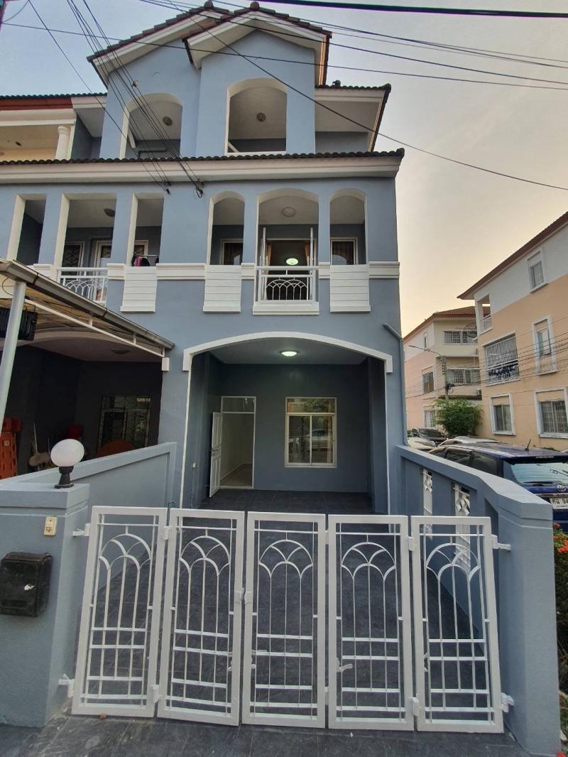 ขายทาวน์เฮ้าส์ 3 ชั้น 3 ห้องนอน 3 ห้องน้ำ 1 ห้องรับแขก 1 Family room 1 ห้องทานอาหาร 1 ห้องครัว จอดรถได้ 5 คันซอยเฉลิมพระเกียรติร 9 ซอย 28 