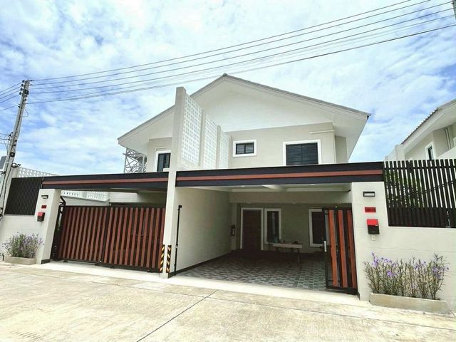 เริ่มต้นเพียง 2.95 ล้าน บ้านแฝดใหม่ 2 ชั้น #โซนสันกำแพง (เหลือเพียง 3 หลัง) #ถนนสันกำแพงสายใหม่ #น้ำไม่ท่วม ตกแต่งครบ พร้อมเข้าอยู่ทันที