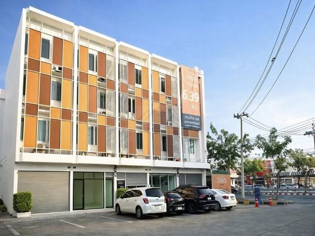 ให้เช่าอาคารพาณิชย์ 4 ชั้น 210 ตรม. โครงการ วิซีโอ รามคำแหง Vizio Ramkhamhaeng ติดถนนราษฎร์พัฒนา*** ราคาเช่า 32,000 บาท/เดือน สัญญาขั้นต่ำ 1 ปีติดต่อ คุณช่อผกา โทร 0616198565 LINE 0616198565สำรอง LINE 0812523279 ส่งลิ้งก์ไว้ได้เลยรหัส# T26-057อาคารพาณิชย์ 4 ชั้น โครงการวิซีโอ รามคำแหง (Vizio Ramkhamhaeng)- เนื้อที่ 17 ตร.ว.- พื้นที่ใช้สอย 210 ตร.ม.- 4 ห้องน้ำ- มีแอร์ และห้องน้ำทุกชั้น- มีกั้นห้องเหมาะกับเป็นออฟฟิศ หรืออยู่อาศัย- มีกันส�