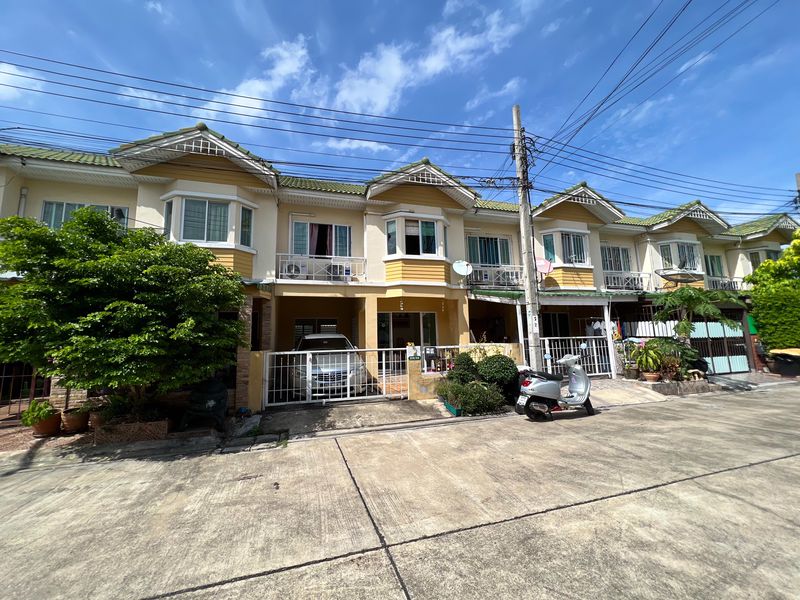 M2389ทาวน์เฮ้าส์ 2 ชั้นโครงการบ้านพิศาล  ซอยบางกระดี่ 25  ในโครงการอยู่ซอย 14  ตำบล แสมดำ อำเภอบางขุนเทียน กรุงเทพมหานคร 10150รายละเอียดทรัพย์- ขนาด  18 ตารางวา- พื้นที่ใช้สอย 98 ตารางเมตร - 3 ห้องนอน - 2 ห้องน้ำ - 2 ที่จอดรถ - 1 ห้องโถงกลางบ้านชั้น 1 - แอร์ 2 เครื่อง - ปั้มน้ำ 1 ตัว , เครื่องทำน้ำอุ่น 1 เครื่อง- อายุ ทรัพย์10 ปี - หน้าบ้านทันทางทิศตะวันตก - พื้นชั้น 1 ปูกระเบื้อง - พื้นชั้น 2 ปูกระ