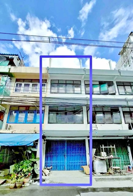 เอ็มไพร์ ทาวเวอร์ 1.7 กม. BTS เซนต์หลุยส์ 1.6กม. 7-11 ให้เช่าตึกแถว 3 ชั้น ราคาคุ้มค่า ใจกลางสาทร รร.นานาชาติเซนต์แอนดรูว์ส 2.8 กม.3 นอน 2 น้ำ เหมาะอยู่อาศัย หรือโฮมออฟฟิศ  มีดาดฟ้าขนาดใหญ่ 30 ตร.วา.360 ตร.ม. 18,999 B-M.  ใกล้แหล่งงาน และย่านธุรกิจสีลม Empire Tower 1.7km. BTS SaintLouis 1.6km. 7-11 3 story shophouse for rent great value in the heart of Sathorn 2.8 km. from St Andrews International School 3 bed 2 bath Suitable for residence or home office Large rooftop 30 sq.wa. 360 sq.m. 18,999 B-M  Close to employment and the Silom business districtถ.นราธิวาสราชนครินทร์ สาทร  สี�