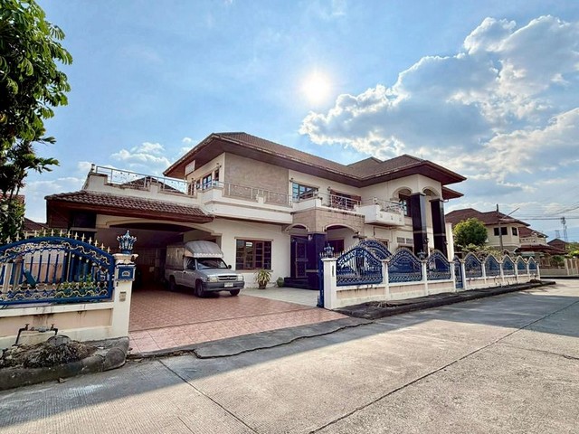 #โซนสันทราย ขายเพียง 9.5 ล้าน 160 ตรว. บ้านเดี่ยว 2 ชั้น บ้านสะอาดเหมือนใหม่ หลังใหญ่ หรู คลาสสิก ใกล้เมือง #น้ำไม่ท่วม พื้นที่กว้าง วัสดุพรีเมียม #ซื้ออยู่เองหรือปล่อยเช่าได้ค่ะรายละเอียดบ้านที่ดิน 160 ตร.วาพื้นที่ใช้สอย 414 ตร.ม.4 ห้องนอน5 ห้องน้ำ (รวมห้องแม่บ้าน)ห้องน้ำในตัวทุกห้องที่จอดรถ มากกว่า 4 คัน#บ้านหันหน้าทิศเหนือ : อยู่สบาย เย็นตลอดปีจุดเด่นพิเศษBuilt-in ทั้งหลั�