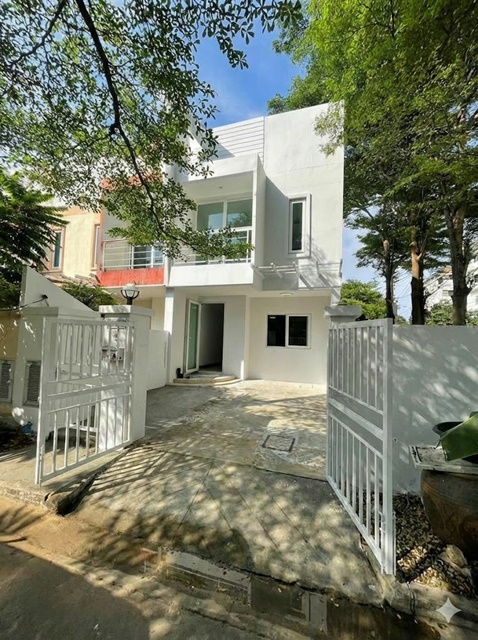 เพิ่มแอร์ 2ตัว 3นอน 2น้ำ ติดถนน เทิดราชัน รถไฟฟ้า หลักหก ม.รังสิต 2.4 กม.  ให้เช่า ทาวน์โฮมหัวมุม 13,999 B-M 30ตรว. 152 ตร.ม.  ด้านนอก 7-11 ดอนเมืองAdd 2a/c 3bed 2bath next Thetrachan Rd BTS LakHok Rangsit U.2.4km. Corner townhome for rent 13,999 B-M 30 sq.wa 152sqm outside 7-11 DonMueang.ติดถนนด้านนอกเปิดออกสู่ถนนนอกโครงการได้โดยตรงถนนเทิดราชัน แขวงสีกัน เขตดอนเมือง กรุงเทพมหานคร3 ห้องนอน แอร์ 2ตัว 1 ห้องโถง2 ห้องน้ำ บ้าน เจาะรั้วเข้าออกจากถนนทางเข้า นอกโครงการได้เลย�