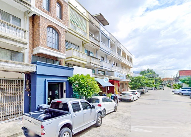 ทำเลเลียบด่วนเอกมัยรามอินทรา ติดโรงเบียร์เยอรมันตะวันแดง ให้เช่าอาคารพาณิชย์ 3.5 ชั้นปั้ม น้ำมันปตท.รามอินทรา 28-38  หน้าหมู่บ้าน  3-4นอน 4น้ำ เซ็นทรัลอีสต์วิลล์4.45กม.   ใกล้รถไฟฟ้า MRT วัชรพล 1 กม.   18ตร.วา252 ตร.ม. 14,998B-M. เหมาะอยู่อาศัยและโฮมออฟฟิศ จดทะเบียนบริษัทได้ พร้อมเฟอร์นิเจอร์ครบ ส่วนกลางจัดเต็ม เดินทางสะดวก เชื่อมรามอินทรา ประดิษฐมนูธรรม และใจกลางเมืองon Ekkamai Ramintra expressway Ne