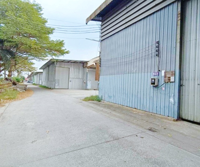 สนามกอล์ฟธัญญะ 1.5กม.  ให้เช่าโกดัง 250 ตร.ม. เลียบมอเตอร์เวย์ฝั่งตะวันตก  รร.วัดปัญจทายิกาวาส 1.2 กม.พื้นที่ภายในโล่ง ทำเลเลียบด่วนลำลูกกา อบต.บึงคำพร้อย 3.4 กม. 24,998 B-M. เหมาะสำหรับโรงงานขนาดย่อม  ธุรกิจโลจิสติกส์ หรือคลังสินค้า รองรับการประกอบธุรกิจหลากหลาย ใกล้นิคมอุตสาหกรรมบางกะดี และการประปาส่วนภูมิภาค ธัญบุรี 1.8 กม.ถ. เลียบด่วนลำลูกกาThanya Golf Course 1.5 km. Warehouse for rent 250sq.m. Along the west of the moto