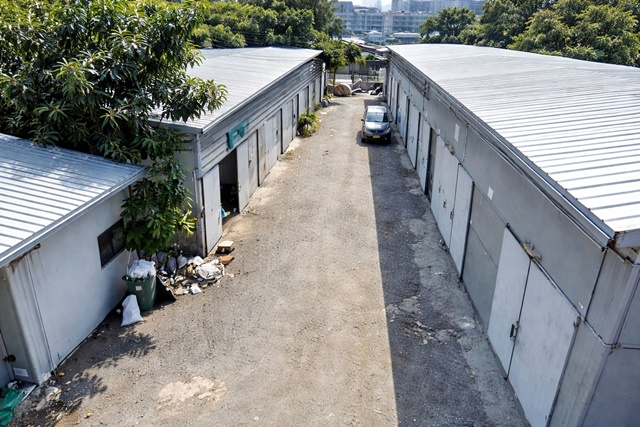 MRTแจ้งวัฒนะ14 1.3กม. เลียบคลองประปา ประชาชื่น ให้เช่าโกดังแจ้งวัฒนะ ใกล้เมืองทองธานี ขนาดกะทัดรัด 100 ตร.ม. รร.สวนกุหลาบ นนทบุรี 3.7 กม. เหมาะสำหรับโรงงานขนาดเล็ก คลังสินค้า งานเฟอร์นิเจอร์ หรือกิจการผลิตเบา 14,999 B-M. ทำเลดีเลียบคลองประปา อิมแพ็ค อารีน่า 1.9 กม. เดินทางสะดวก ใกล้ทางด่วนแจ้งวัฒนะ  และศูนย์ราชการ พร้อมระบบน้ำไฟใช้งานได้ทันทีMRT Chaengwattana14 1.3km. Along canal. PrachaChuen Warehouse for rent in Chaengwattana ne