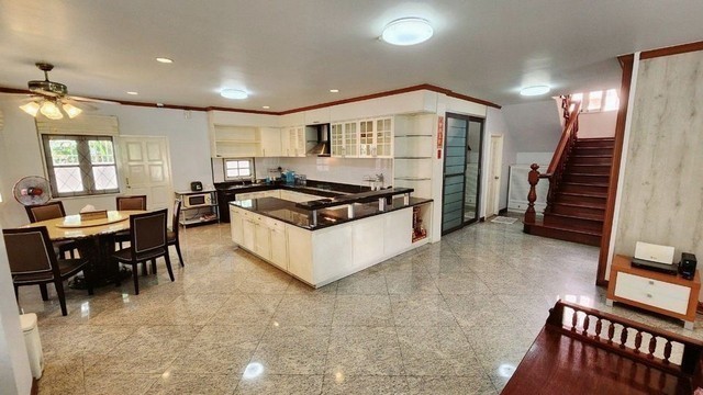 RHT2470ให้เช่าบ้านเดี่ยว 5ห้องนอน  ย่านลาดพร้าว ทางด่วนรามอินทรา & เกษตรนวมินทร์  ใกล้ใกล้ The Walk, CDC, Central Eastville ถนนสุคนธสวัสดิ์ โครงการชวนชื่น เนื้อที่ 86.8 ตร.ว. พื้นที่ใช้สอย : 347 ตร.ม.  ห้องนอน 5 ห้อง (ชั้นบน 4 ห้อง ข้างล่าง 1 ห้อง) ห้องน้ํา 3 ห้องที่จอดรถ 3-4 คันสนใจติดต่อคุณเจี๊ยบ 092-851-6969Line:keti2522ราคาเช่า66,000 บาท /เดือน ซอย สุคนธสวัสดิ์ 38 แขวงลาดพร้าว เขตลาดพร้าว กรุงเทพมหานคร 10230ห้องนั่งเล่น : 