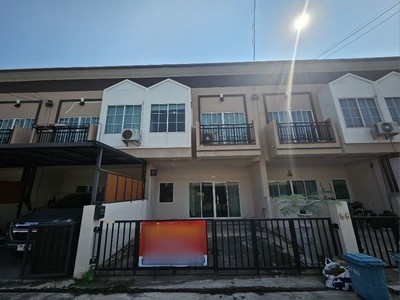 บ้านสวยครัวหรู พร้อมอยู่ หมู่บ้านลีฟวิ่ง ไพร์ม (Living Prime)เปิดขายทาวน์โฮม 2 ชั้น ที่ให้ความรู้สึกเหมือนบ้านเดี่ยว ตกแต่งใหม่ทั้งหลังด้วยวัสดุเกรดพรีเมียม โดดเด่นที่สุดในโครงการด้วยพื้นไม้จริงและครัวสไตล์ Modern Loft ทำเลดีเยี่ยมในซอยบงกช 33 รังสิต-คลอง 2 ถนนหน้าบ้านกว้างมาก หมดกังวลเรื่องที่จอดรถ.## รายละเอียดบ้านและจุดเด่น- ทาวน์โฮม 2 ชั้น บนเนื้อที่ 23 ตารางวา พื้นที