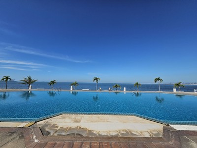 **ด่วน! ราคานี้หายากมาก ถูกสุดในโครงการ! คอนโดติดหาด 202.5 ตร.ม. เบย์วิว รีสอร์ท พัทยา ชั้น 1 เดินลงสวนได้เลย คุ้มกว่านี้ไม่มีอีกแล้ว!**.**ขาย/เช่า คอนโด เบย์วิว รีสอร์ท พัทยา (Bay View Resort)**คอนโดตากอากาศริมทะเล บรรยากาศเงียบสงบ บนทำเลบางละมุง ซอย 12 ห้องนี้เป็นห้องหายาก (Rare Item) อยู่ชั้น 1 ให้ความรู้สึกเหมือนอยู่บ้านเดี่ยวพร้อมสวนส่วนตัว ในราคาที่คุ้มค่าที่สุด.**จุดเด่นของห้องน