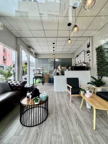 RPJ546ให้เช่าหรือเซ้ง ร้านกาแฟ+ร้านทำเล็บ พร้อมอุปกรณ์ ในซอยสุขุมวิท56 ใกล้รถไฟฟ้า BTS อ่อนนุชเนื้อที่ 110 ตรว.สนใจติดต่อเจี๊ยบ 092-851-6969Line: keti2522เงื่อนไขรายละเอียดการเช่า ราคาเซ้ง 400,000 บาท (รวมอุปกรณ์ทุกอย่าง )  +  ราคาเช่า35,000 บาท/เดือน  ล่วงหน้า2เดือน ราคาเช่า 50,000/เดือน( ไม่รวมอุปกรณ์)  ล่วงหน้า 2 เดือน + ค่าประกันสินค้าเสียหาย 50,000 บาทสัญญาขั้นต่ำ3 ปี แขวงพระโขนงใต้ เขตพระโขนง กรุงเทพ�