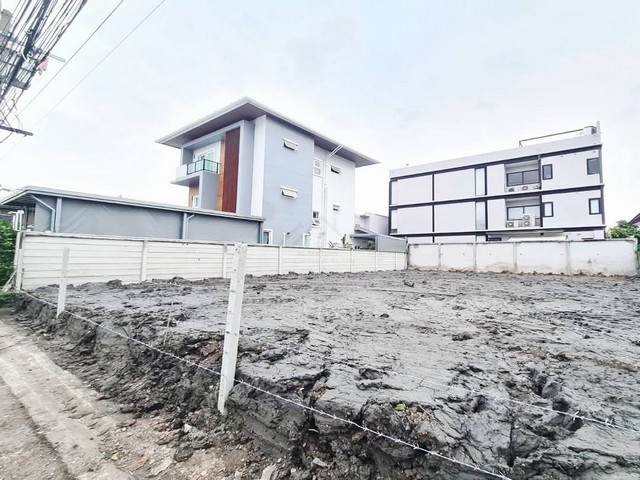 ขายที่ดินเปล่าถมแล้ว 94 ตารางวา ลาดพร้าว 80 แปลงสวย ใจกลางเมือง ใกล้รถไฟฟ้า ใกล้เลียบด่วน *** ราคาขาย 8.9 ล้านบาท (ปรับลดจาก 9.9 ลบ) ติดต่อ::  ชยา โทร/ID Line:: 0942823961   Link Line:: https://line.me/ti/p/3xFA1An8Kcรหัส # T25-519 ที่ดินเปล่า ลาดพร้าว 80 แปลงสวย ใจกลางเมือง ใกล้รถไฟฟ้า ใกล้เลียบด่วน  -- เนื้อที่ 94 ตารางวา -- ทิศเหนือ -- หน้ากว้าง 16 เมตร ลึก 23 เมตร -- ถมแล้ว 50 เซน-- ห่างจากถนนเมน 70 เมตร-- เซเว่นปากซอย 80 เมตร-- สนามบอล Super kick  4