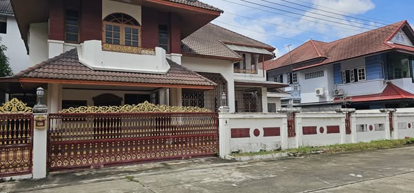 ขายบ้านเดี่ยว 2 ชั้นขนาดใหญ่ 100 ตรว. หมู่บ้านปรีชา พหลโยธิน 87 ตกแต่ง บิ้วอินไม้จริงทั้งหลัง ใกล้รถไฟฟ้าสายสีแดง สถานีหลักหก*** ราคาขาย 11.9 ล้านบาทติดต่อ::  ชยา โทร/ID Line:: 0942823961   Link Line:: https://line.me/ti/p/3xFA1An8Kcรหัส# T25-507 บ้านเดี่ยว 2 ชั้น หมู่บ้านปรีชา พหลโยธิน 87 ตกแต่ง บิ้วอินไม้จริงทั้งหลัง ใกล้รถไฟฟ้าสายสีแดง สถานีหลักหก• เนื้อที่ 100 ตร.วา • 4 ห้องนอน • 5 ห้องน้ำ (ไม่รวมห้องแม่บ้าน)• ห้องครัวแ�