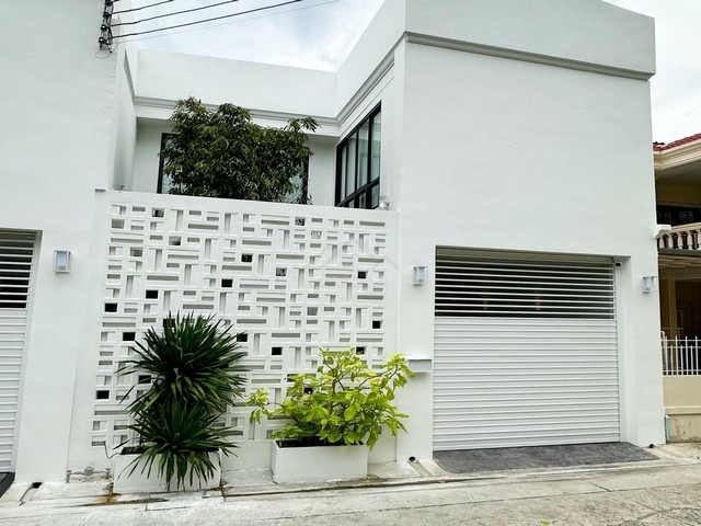 ขายทาวน์โฮม 2 ชั้น 4 ห้องนอน สุขุมวิท 71 ปรีดีพนมยงค์ 14 (เข้าได้หลายทาง) ใกล้เอกมัยและทองหล่อ ตกแต่งพร้อมอยู่ โครงสร้างแข็งแรง*** ราคาขาย 19.8 ล้านบาท ติดต่อ:: ชยา โทร/ID Line:: 0942823961   Link Line:: https://line.me/ti/p/3xFA1An8Kcรหัส # T25-459  ทาวน์โฮม 2 ชั้น ตกแต่งพร้อมอยู่ โครงสร้างแข็งแรง  ปรีดีพนมยงค์ (เข้าได้หลายทาง) ใกล้เอกมัยและทองหล่อ• ขนาด 34 ตารางวา • พร้อมพื้นที่ใช้สอย 250 ตารางเมตร • 4 ห้องนอน• 4 ห้องน้ำ• 1 ห�