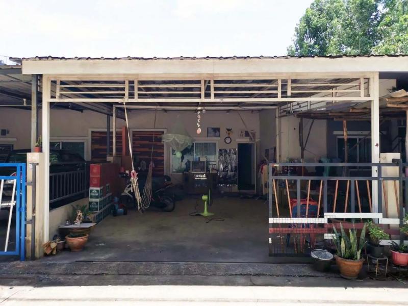    ขาย บ้านแฝด โครงการ ภัทรแกรนด์ทาวน์ ศรีราชา  ถนน ชุมชนหนองปรือ ตำบล บึง อำเภอ ศรีราชา จังหวัด ชลบุรี  ราคา  2,250,000  บาท  (ต่อรองราคาได้)  รายละเอียดบ้าน ▸ เนื้อที่ 56.00  ตารางวา  พื้นที่ใช้สอย 127  ตารางเมตร ▸ บ้านหันไปทางทิศเหนือ  พิกัดบ้าน : https://maps.app.goo.gl/9fYuSrMVCRgcJQvn6  สถานที่ใกล้เคียง   ▸ โรบินสันไลฟ์สไตล์ บ่อวิน ▸ ตลาดวรกิจ ▸ โฮมโปร ศรีราชา ▸ สถานีตำรวจภูธรแหลมฉบัง  รหัสทรัพย์ (Code ID)  :    สอ