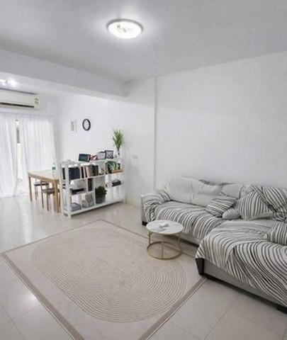 ให้เช่าทาวน์โฮม โครงการ บ้านใหม่ รามคำแหง 60 กรุงเทพกรีฑาซอย 7 Bannmai Rama9–Srinakarin เฟอร์นิเจอร์ครบ หิ้วกระเป๋าเข้าอยู่ได้เลยค่าเช่า 23,000 บาท/เดือน (ต่อรองได้)ติดต่อ คุณช่อผกา โทร 0616198565 LINE 0616198565สำรอง LINE 0812523279 ส่งลิ้งก์ไว้ได้เลยโครงการ Bannmai Rama9–Srinakarinทาวน์โฮม 20 ตารางวา บ้าน 3 ชั้น 3 ห้องนอน 3 ห้องน้ำหน้าบ้านเป็นสวนหย่อม ไม่มีบ้านตรงข้ามบ้านแต่งครบ เฟอร์นิเจอร์ครบ หิ้วกระเป๋าเข้าอยู่ได้�