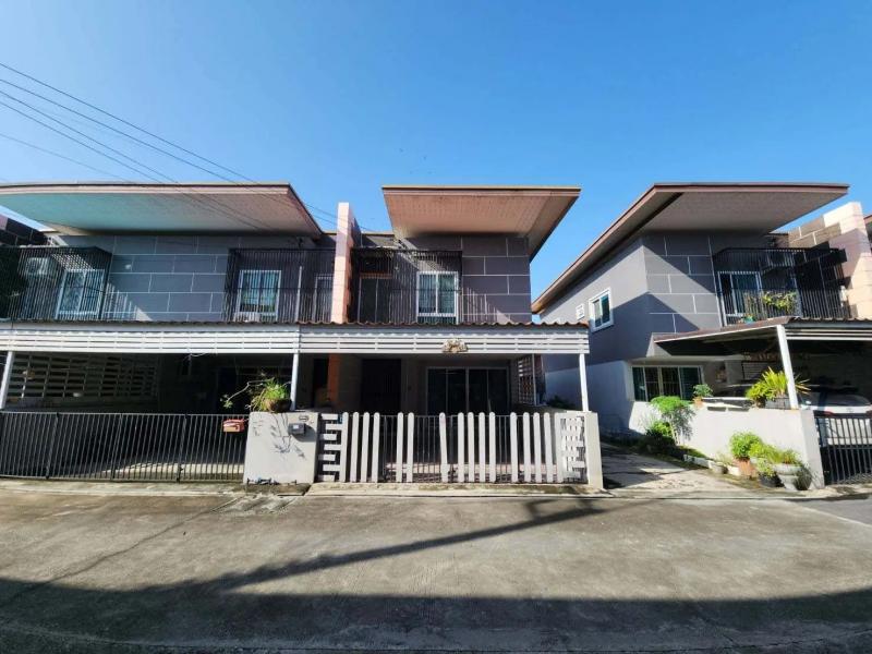    ขาย ทาวน์เฮ้าส์ โครงการ กานต์สินี วิลล์ 2 พานทอง ชลบุรี  ถนน บ้านบ่อ ตำบล หนองตำลึง อำเภอ พานทอง จังหวัด ชลบุรี  ราคา 2,640,000  บาท  (ต่อรองราคาได้)  รายละเอียดบ้าน ▸ เนื้อที่ 24.20  ตารางวา  พื้นที่ใช้สอย 154.85 ตารางเมตร ▸ 1 ที่จอดรถ  ▸ บ้านหันไปทางทิศเหนือ  พิกัดบ้าน : https://maps.app.goo.gl/75uvDNUKRQjm62aG7  สถานที่ใกล้เคียง   ▸ โรบินสันไลฟ์สไตล์ชลบุรี ▸ แม็คโคร ฟู้ดเซอร์วิส อมตะนคร ▸ โฮมโปร อมตะ ▸ โลตัส อ�