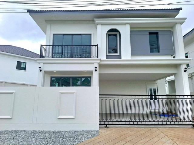 TEL : 092-288 9359 คุณดนิตาLine : https://line.me/ti/p/yxo92dHWP1บ้านเดี่ยวพลูวิลล่า สไตล์โมเดิร์นคลาสสิค บ้าน 2 ชั้น สร้างใหม่  สร้างด้วยมาตรฐานของ SCG Home ใกล้ถนนสุขุมวิท ไม่ข้ามทางรถไฟ รายละเอียด : พื้นที่ใช้สอย 180 ตารางเมตร 3 ห้องนอน 4 ห้องน้ำ หนึ่งห้องรับแขกหนึ่งห้องอเนกประสงค์หนึ่งห้องครัวสระว่ายน้ำส่วนตัว 3×6 ระบบน้ำเกลือเฟอร์นิเจอร์และเครื่องใช้ไฟฟ้าอย่างครบครันแอร์  เคาน์เตอร์ ตู้เสื้อ�