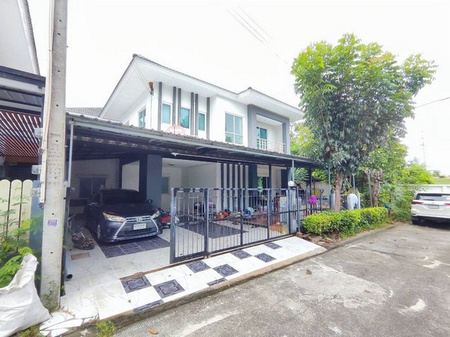 TEL : 092-288 9359 คุณดนิตาLine : https://line.me/ti/p/yxo92dHWP1รายละเอียด : เนื้อที่ขนาด 54 ตรว. พื้นที่ใช้สอย 216 ตรม. 3 ห้องนอน 2 ห้องน้ำ  1 ห้องครัว 1 ห้องนั่งเล่น 2 ที่จอดรถ  แอร์ 4 ตัว ปั้ม+แทงค์น้ำ   เฟอร์นิเจอร์ครบ 2 ห้องนอน โต๊ะ ตู้ เตียง อีกห้องมีที่นอนให้ไม่มีเตียงโซฟาตัว LTV 60 นิ้วโต๊ะทานข้าว 4 ที่นั่งตู้เย็นขนาดใหญ่เครื่องซักผ้าเครื่องทำน้ำอุ่น 1 ห้องน้ำห้องครัวแบ่งโซนเป็นสัดส่วน ทำเลดีบนเนินเขา 