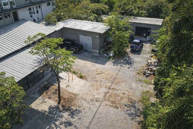 ใกล้เมืองทองธานี 100 ตร.ม.ให้เช่าโกดังแจ้งวัฒนะ เลียบคลองประปา ประชาชื่น MRTแจ้งวัฒนะ14 1.3กม.รร.สวนกุหลาบ นนทบุรี 3.7 กม. เหมาะสำหรับโรงงานขนาดเล็ก คลังสินค้า งานเฟอร์นิเจอร์ หรือกิจการผลิตเบา 14,998B-M. ทำเลดีเลียบคลองประปา อิมแพ็ค อารีน่า 1.9 กม. เดินทางสะดวก ใกล้ทางด่วนแจ้งวัฒนะ  และศูนย์ราชการ พร้อมระบบน้ำไฟใช้งานได้ทันทีWarehouse for rent Compact size 100sq.m. MRT Chaengwattana14 1.3km. Along canal. PrachaChuen near MuangThongThani  Located 3.7 km.